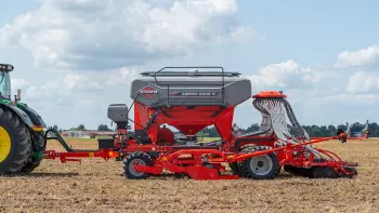 La trémie SH au travail dans un champs