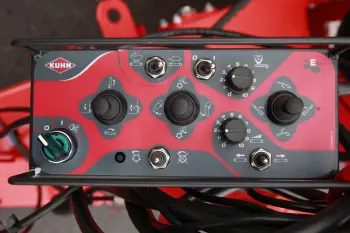 Ergonomiczne sterowanie elektryczne zapewnia komfort w codziennej obsłudze ścielarki słomy z funkcją zadawania paszy KUHN PRIMOR 5570 M.