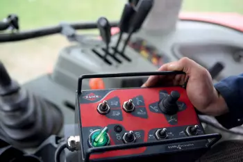 Ergonomiczne sterowanie elektryczne zapewnia komfort w codziennej obsłudze półzawieszanej ścielarki słomy z funkcją zadawania paszy KUHN PRIMOR 2060 M.