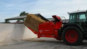 W pełni autonomiczny załadunek ścielarki słomy KUHN PRIMOR 2060 M z funkcją zadawania paszy