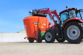 Wóz paszowy PROFILE PLUS 1 DL w pracy