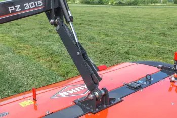 Kosiarka PZ 3015 zapewnia znakomite kopiowanie powierzchni w nierównym terenie.