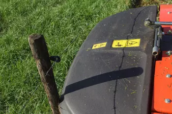 W przypadku napotkania przeszkody materiał, z którego wykonana jest osłona, ugina się, nie pękając i nie powodując uszkodzeń kosiarki.