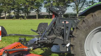 Zestaw kosiarek PZ 960 zapewnia idealne rozłożenie ciężaru maszyny, co ma ogromne znaczenie przy manewrowaniu zestawem na terenach górzystych.