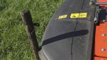 W przypadku napotkania przeszkody materiał, z którego wykonana jest osłona, ugina się, nie pękając i nie powodując uszkodzeń kosiarki.