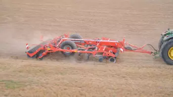 PERFORMER 4000 pracujący talerzami, zębami i wałem w jednym przejeździe