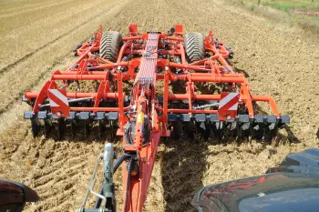 Regulacja głębokości roboczej jest przeprowadzana bezpośrednio z kabiny ciągnika.