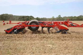 Niezależna praca 2 rzędów talerzy w kultywatorze PERFORMER 4000