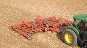 <p>Podwójny wał pierścieniowy o profilu „U” podczas pracy na kamienistej glebie</p>