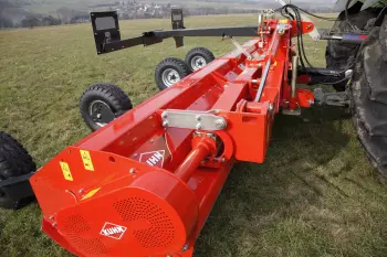 Rama nośna składanych rozdrabniaczy RM R jest wykonana z dużych profilowanych belek zapewniających maszynie sztywność i odporność na naprężenia mechaniczne