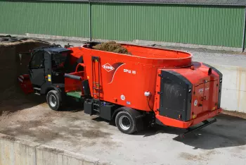 Wyjątkowa wydajność wycinania kiszonki w samojezdnych wozach paszowych KUHN SPW Intense