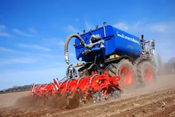 Podczas jednego przejazdu STRIGER 100 umożliwia aplikację gnojowicy