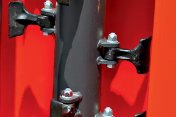 Noże młotkowe w modelach TB serii 10 pozwalają na łatwe rozdrabnianie trawy.