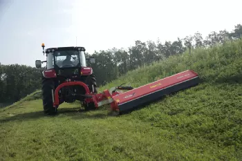 Wygodna praca na pochyłościach, dzięki możliwości ustawienia rozdrabniacza TBES 262 pod kątem 