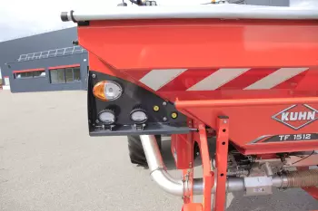 Przycisk kalibracji jest łatwo dostępny, dzięki czemu bez konieczności wchodzenia do kabiny ciągnika można rozpocząć sekwencję próby kręconej.