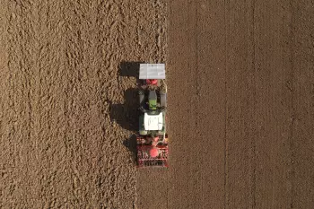 Przedni zbiornik TF 1512 z belką z redlicami BTF podczas pracy