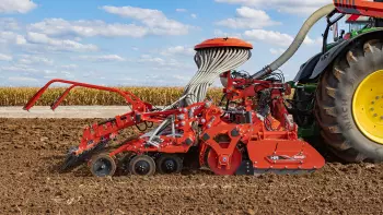 Moduł siewny BTFR 6030 i brona wirnikowa HR 6040 RCS z zestawie z przednim zbiornikiem TF 1512 podczas jazdy po drodze