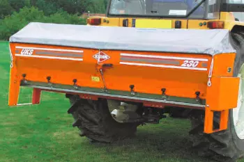 Wysuwana podstawa i wyloty nawozowe zbiornika