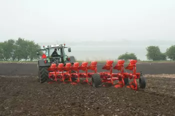 Półzawieszany pług VARI-MANAGER z wózkiem wyposażonym w szerokie koła