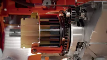 Centralny aparat wysiewający z objętościowymi rowkami dozującymi