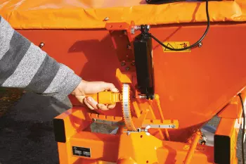 Szybka i precyzyjna regulacja dawki w rozsiewaczu do soli i piasku VSA