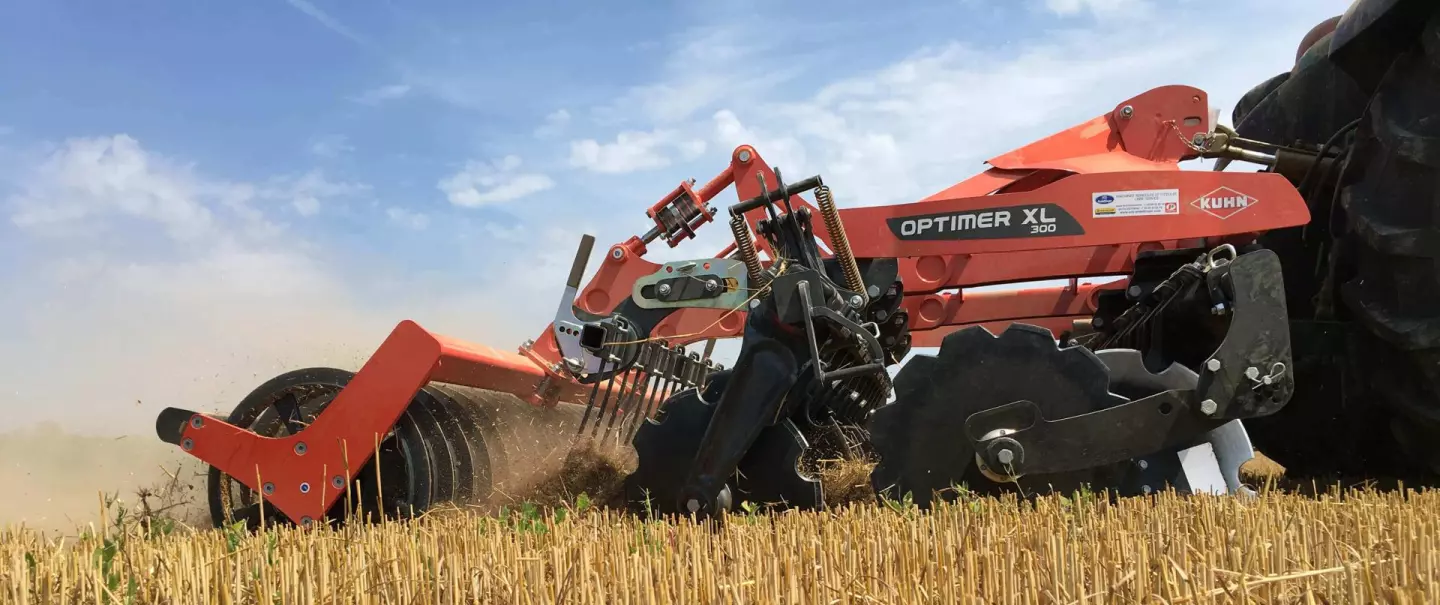 Vue sur un déchaumeur OPTIMER XL KUHN