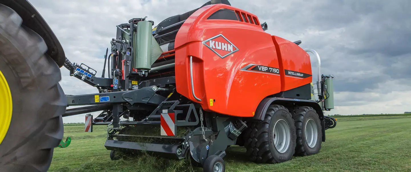 VBP 7100 baler-wrapper combination at work 
