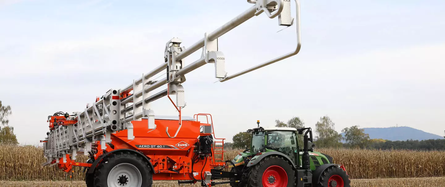 Pneumatyczny rozsiewacz nawozów KUHN AERO GTw pracy