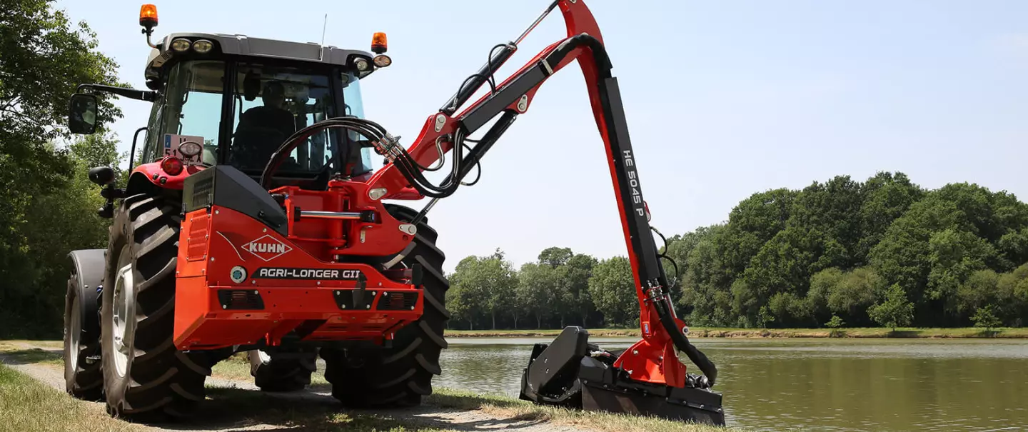 Kosiarka wysięgnikowa do trawy i żywopłotów KUHN AGRI-LONGER GII z zabezpieczeniem najazdowym na przegubie ramienia zapewnia dostęp do wielu miejsc.