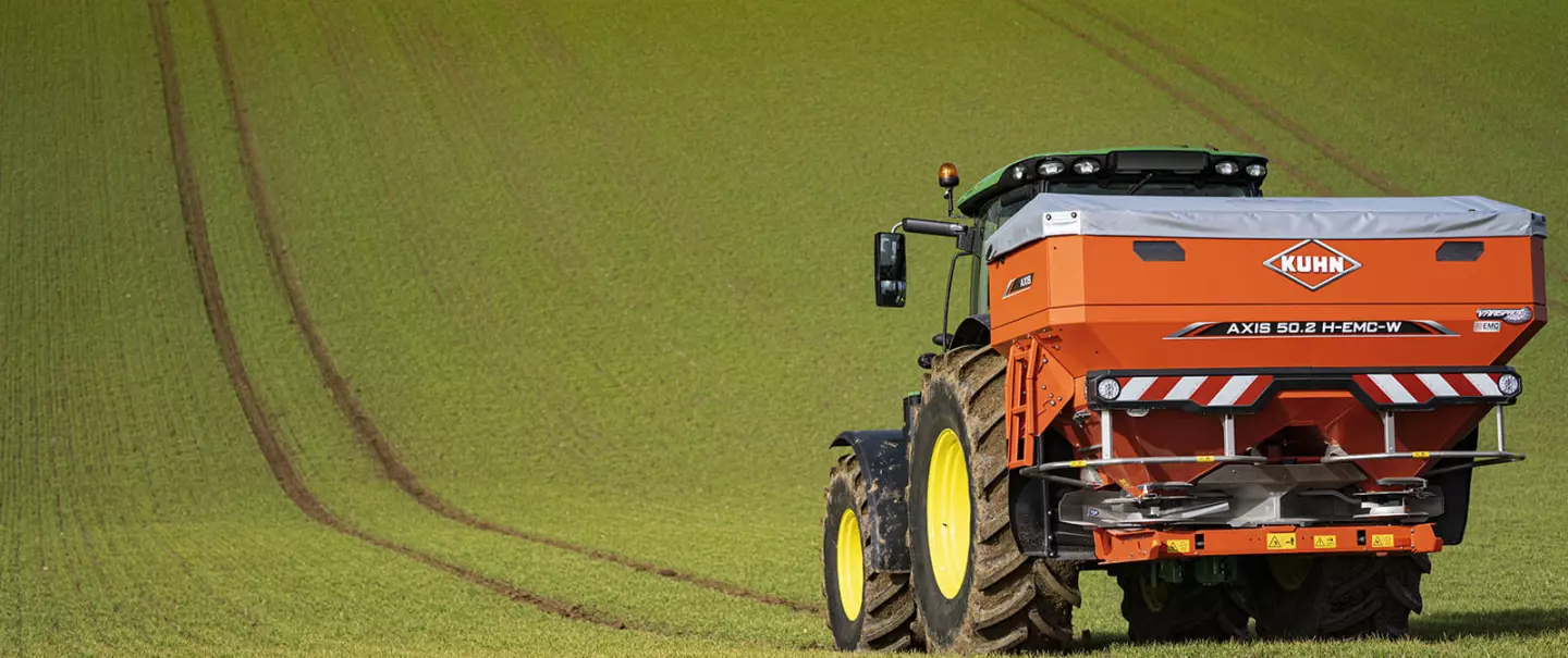 Rozsiewacz RAUCH AXIS 50.2 H-EMC-W w pracy