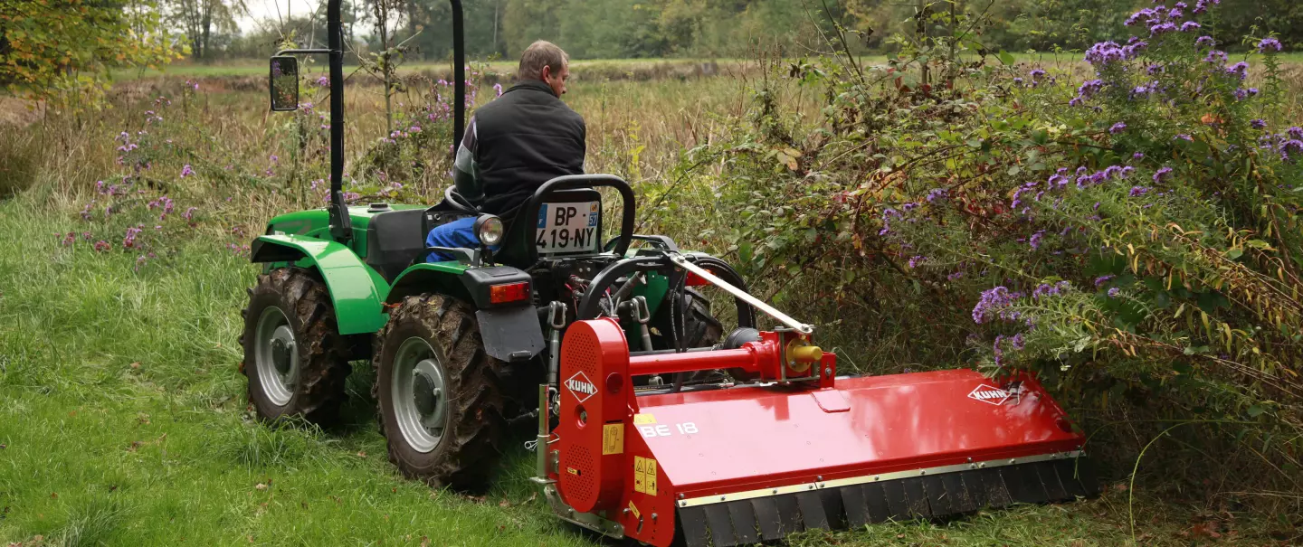 Rozdrabniacz do terenów zielonych BE 18 podczas pracy