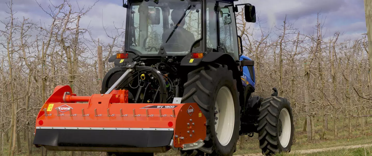 Rozdrabniacz BV 1800 w transporcie na drogach dojazdowych do sadów.