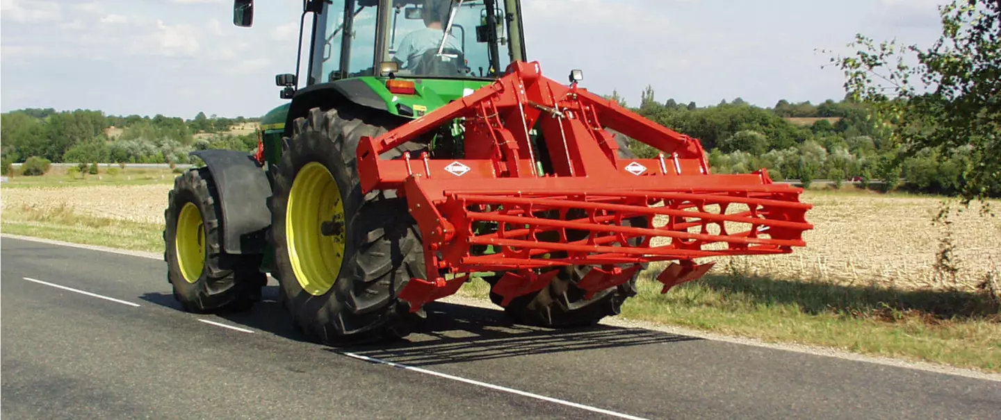 Przykład kompaktowych wymiarów kultywatora DC w pozycji transportowej