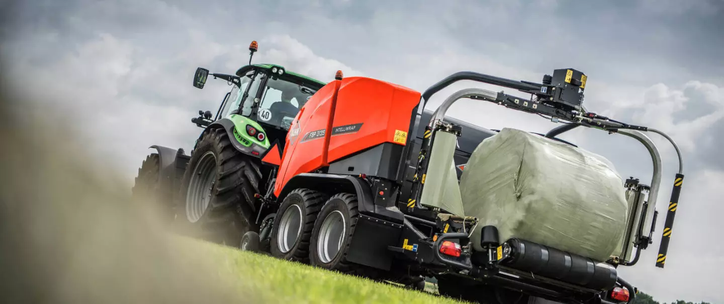 Prasoowijarka FBP 3135 owijająca belę pod niebem pokrytym obłokami