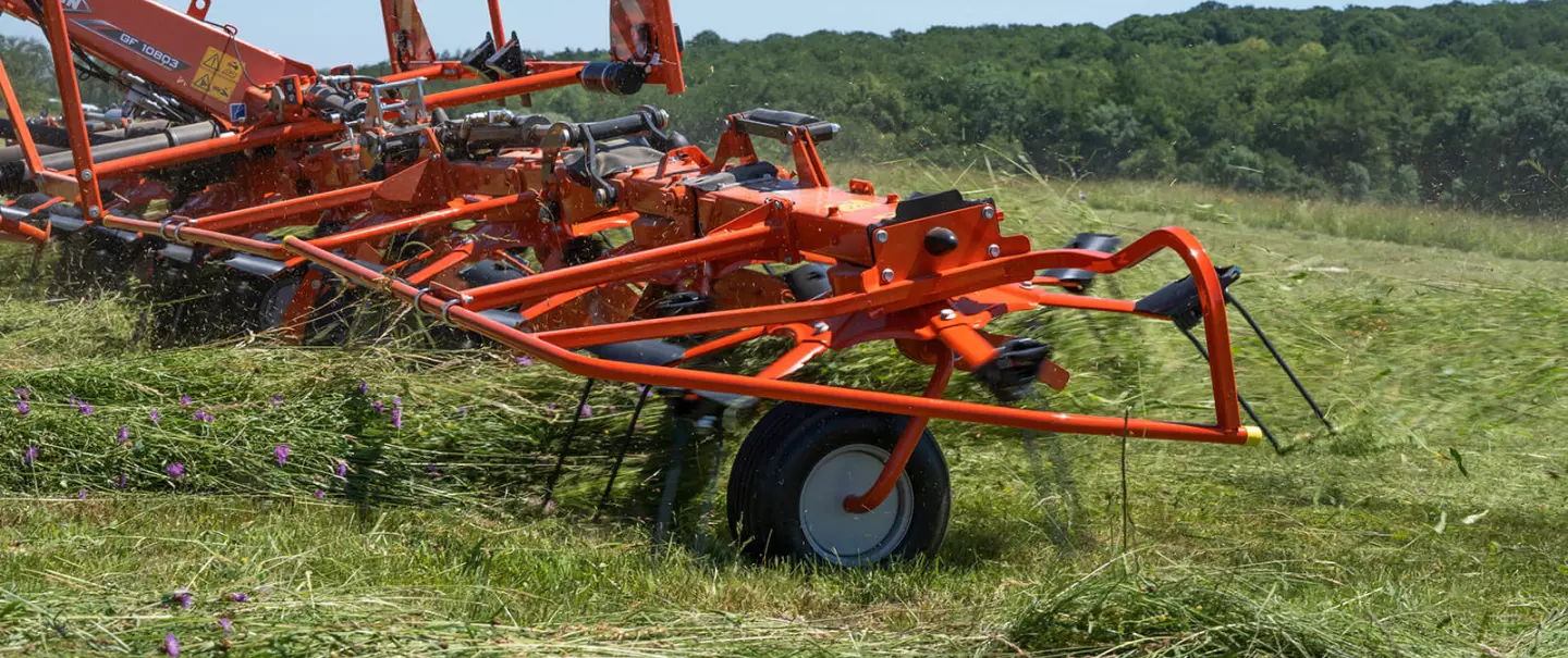 Przetrząsacz GF 10803 podczas pracy w polu