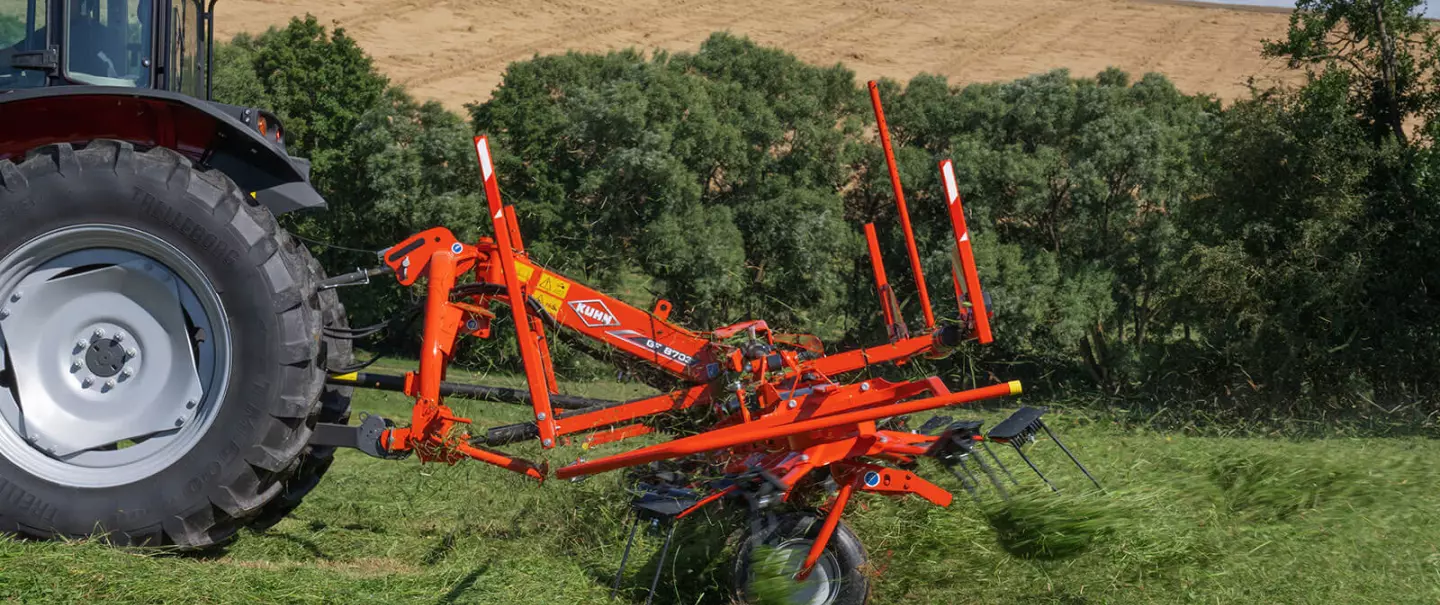 Przetrząsacz GF 8703 podczas pracy w polu