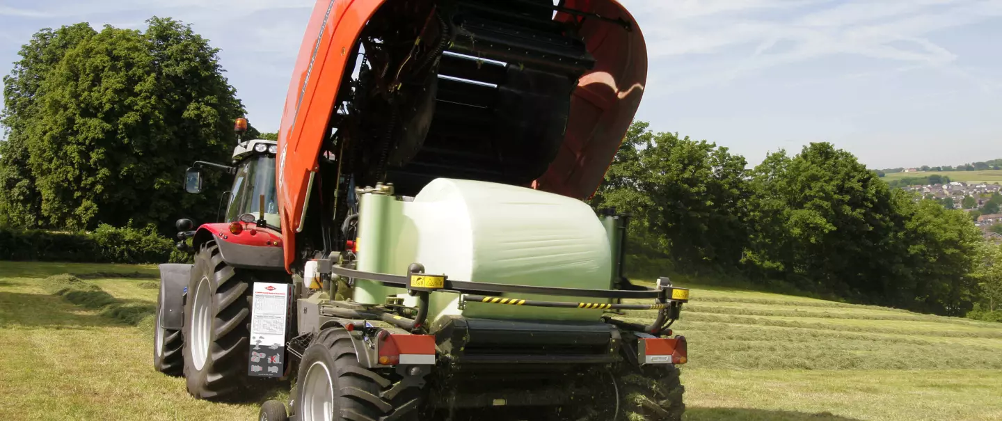 Prasoowijarka i-BIO+ - owijanie beli w komorze prasowania