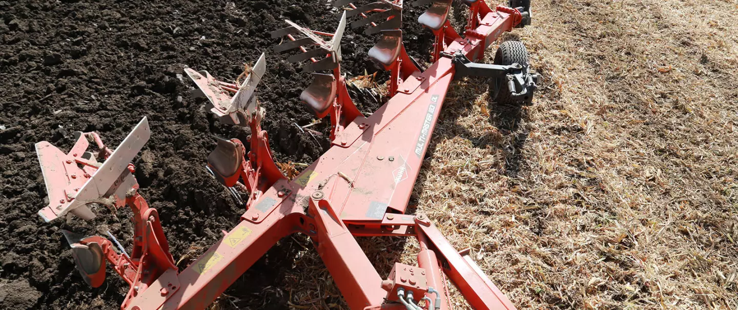 Pługi rewersyjne MASTER 183 montowane na stałe nadają się do dużych odstępów między oponami