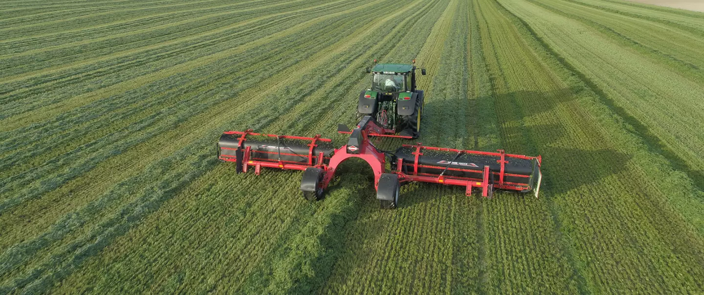 Fuzja taśmowa MERGE MAXX 1090 przy pracy na polu lucerny