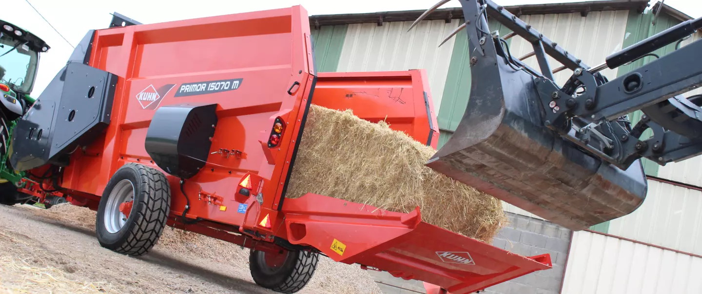 KUHN PRIMOR 15070 M w pozycji transportowej