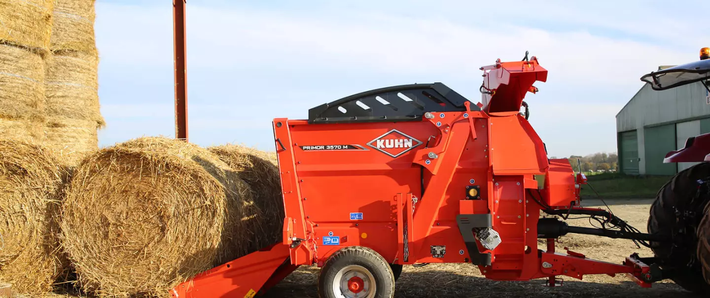 KUHN PRIMOR 3570 M w ustawieniu do ścielenia słomą