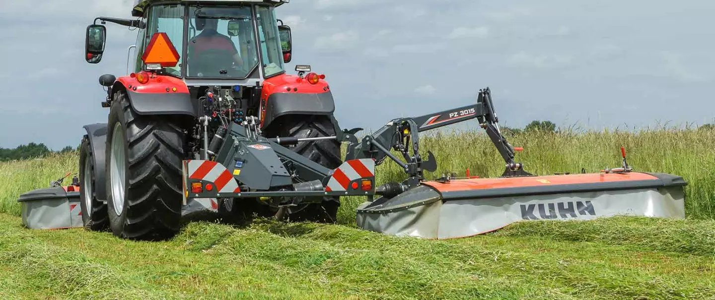 Kosiarka bębnowa PZ 3015 z ciągnikiem Massey Ferguson kosząca wysoką trawę