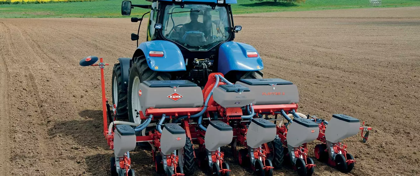 Siewnik punktowy PLANTER 3 podczas pracy na polu