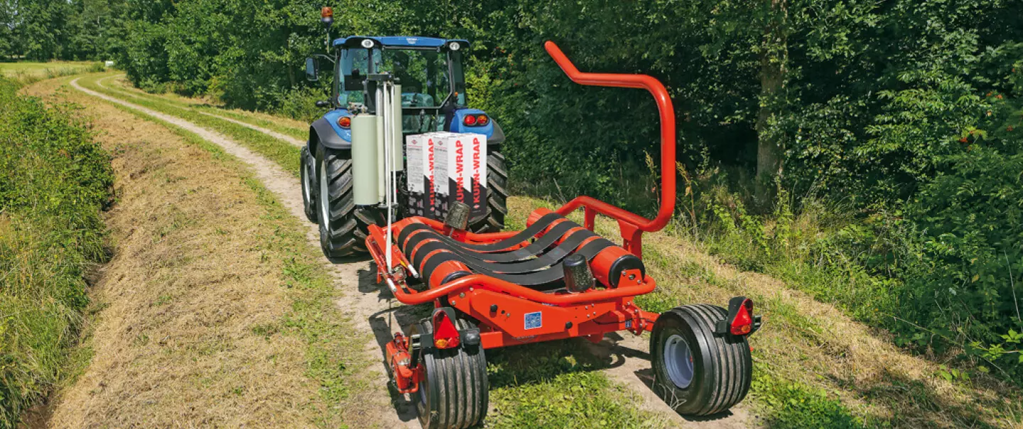 RW 1610 w położeniu transportowym na drodze.