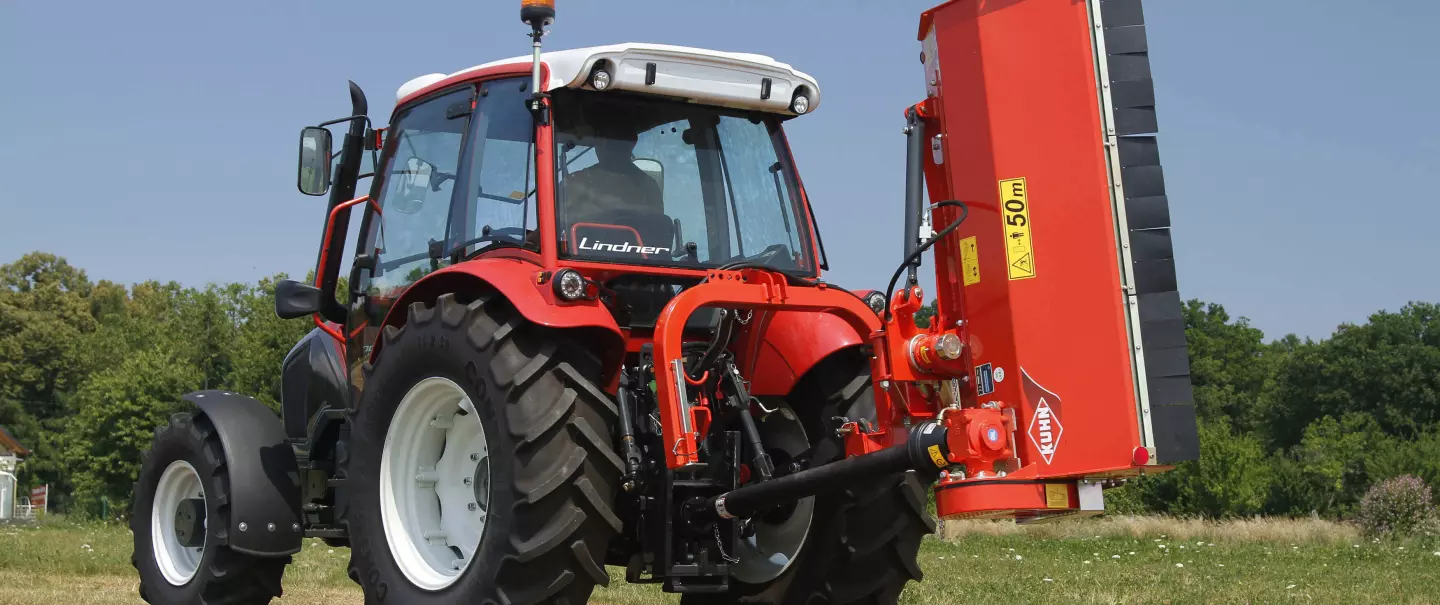 Rozdrabniacz TB 16 podczas przejazdu po drodze