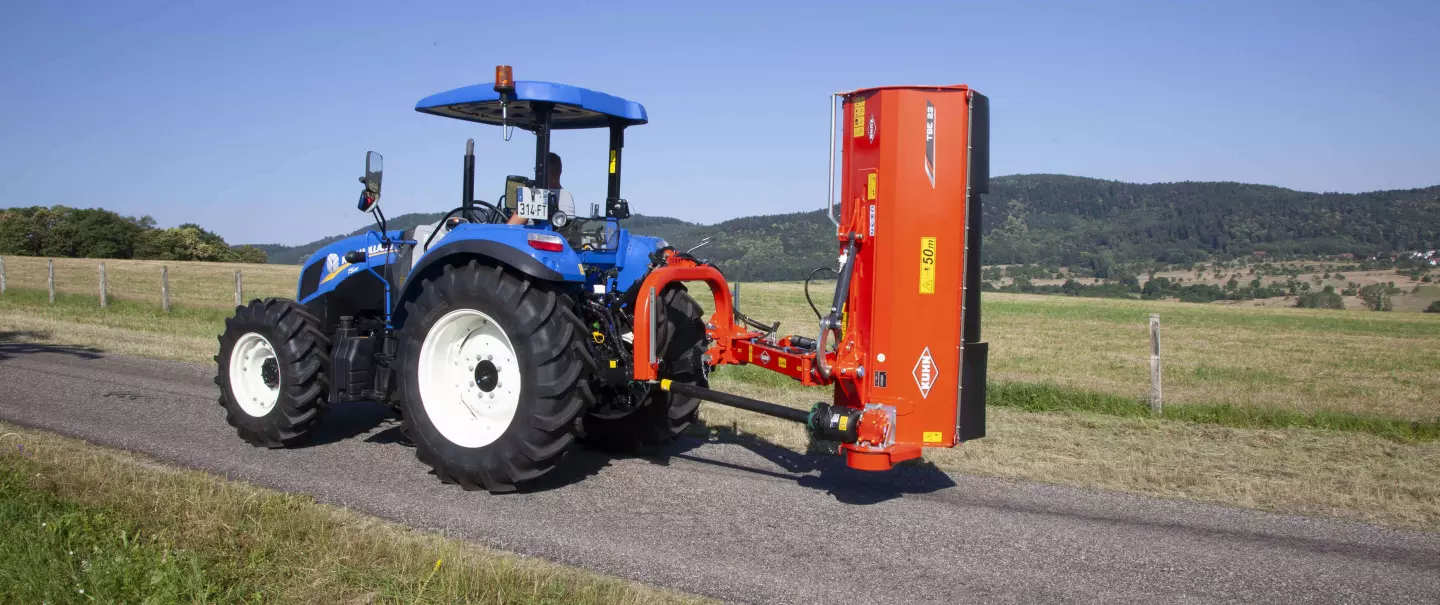 Rozdrabniacz TBE 22 podczas przejazdu po drodze