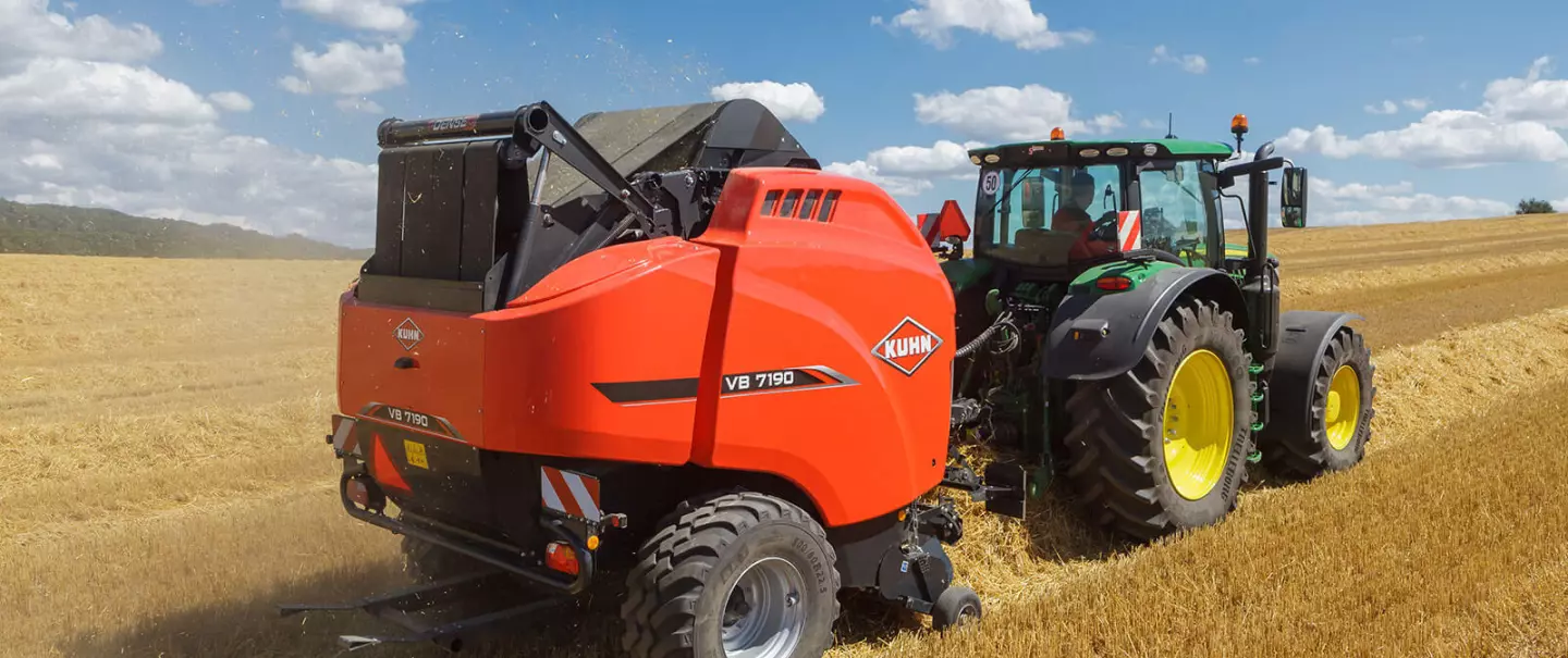 VB 7190 belowanie okrągłych bel słomy pod pięknym niebieskim niebem