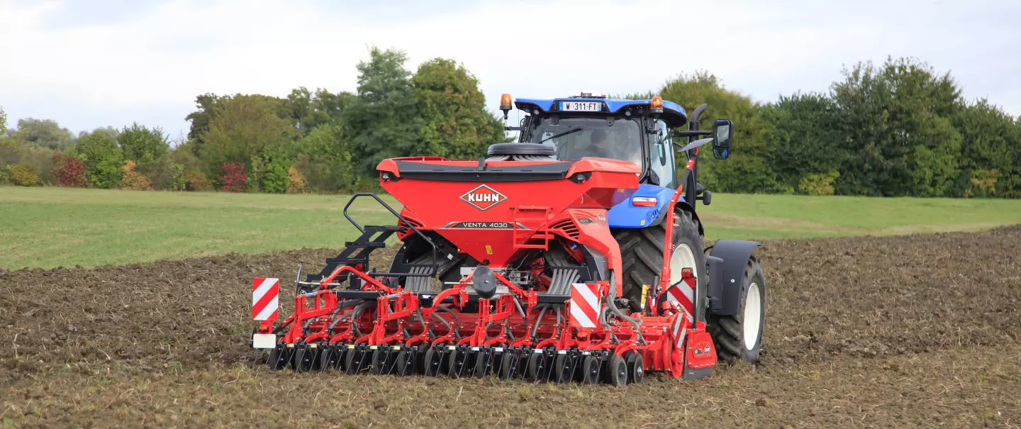 Siewnik rzędowy VENTA podczas pracy na polu