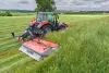 Kosiarka bębnowa PZ 3015 z ciągnikiem Massey Ferguson kosząca wysoką trawę